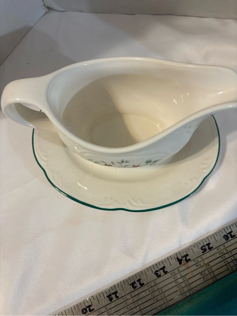 Pfaltzgraff Winterberry gravy boat / saucer‎ red holly berry green leaf design